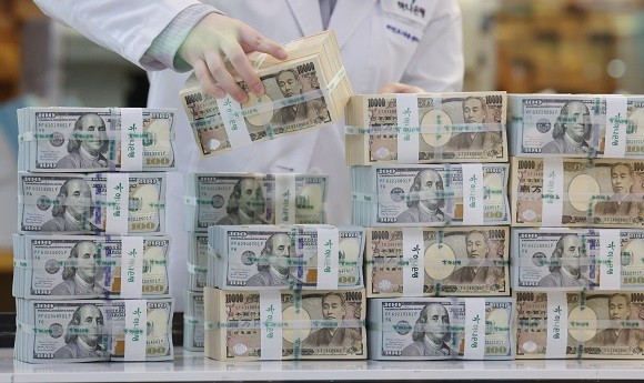 일본은 금리를 낮추고 돈을 무제한 찍어내 수출을 증가시키고 소득과 소비를 늘리기 위한 강제 경기 부흥책을 사용하고 있다. ⓒ 연합뉴스