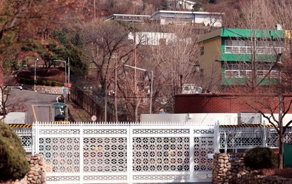지난 2일 우상호 더불어민주당 의원이 윤석열 당선인 배우자 김건희 여사의 외교부 공관 방문에 대한 의문점을 지적한 데 이어 탁현민 비서관과 김어준 유튜버가 또 다시 이에 대해 의문점을 제시했다. ⓒ 연합뉴스