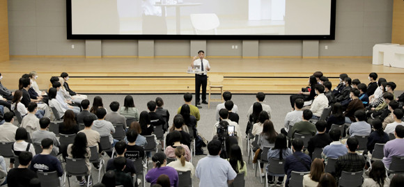 엔씨소프트는 지난 4일 신입 사원이 묻고 CEO가 답하는 'TJ와의 대화'를 진행했다. ⓒ 엔씨소프트