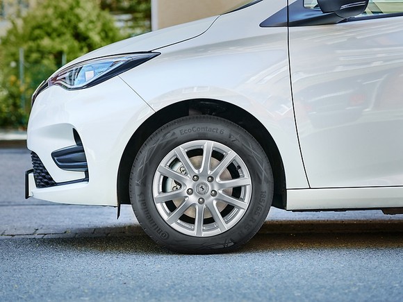 재활용 페트병을 활용한 폴리에스테르로 만든 타이어 에코콘택트6가 장착된 모습. ⓒ 콘티넨탈타이어코리아