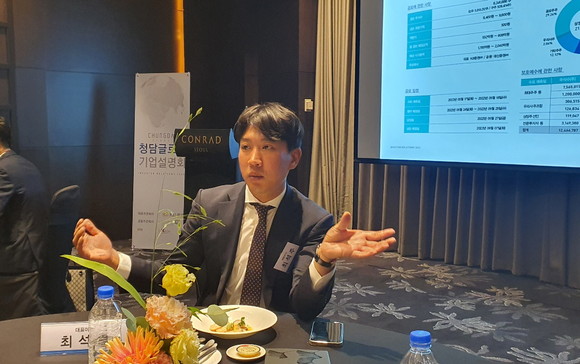 최석주 청담글로벌 대표이사가 16일 서울 여의도 콘래드호텔에서 진행된 기업공개(IPO)에서 기자들과 대화를 진행하고 있는 모습 = 박기훈 기자
