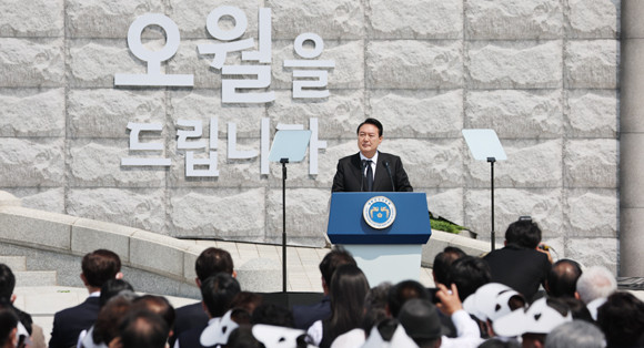 5.18 기념식에 참석한 윤 대통령은 보수 대통령 처음으로 5.18 국립민주묘지 정문인 '민주의 문'으로 입장을 했다. ⓒ 연합뉴스