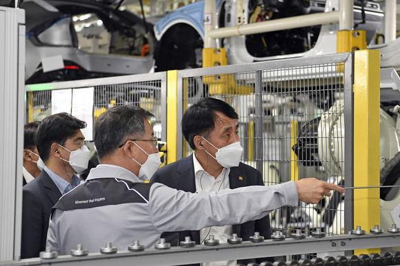 장영진 산업통상자원부 1차관(사진 오른쪽 첫 번째)이 기아 오토랜드 화성을 찾아 EV6 생산 라인에 대해 설명을 듣고 있다. ⓒ 현대자동차그룹
