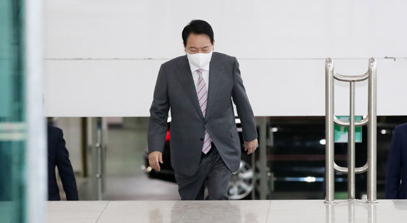 20일 대통령실로 출근하는 윤석열 대통령은 한덕수 국회 인준 표결이 무리없이 잘 진행될 것으로 내다봤다. ⓒ 연합뉴스