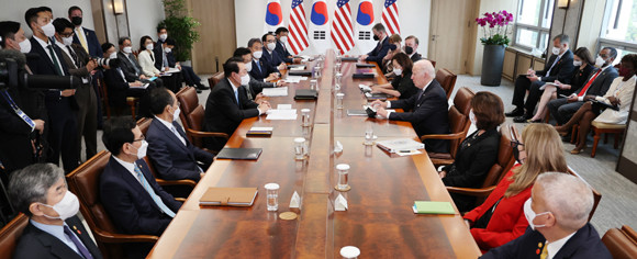 윤 대통령과 바이든 대통령은 소인수 회담을 끝낸 후 약 25분간의 단독 면담을 진행하고, 확대 정상회담을 바로 이어서 진행했다. ⓒ 연합뉴스