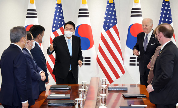 한미 정상회담에서는 공급망·외환시장 안정화, 원천수출 및 스마트 원전과 같은 첨단산업·기술협력에 합의함으로써 '한미 기술동맹'을 구축했다. 또 SNC 간 경제안보대화를 신설해 경제안보 관련 전략적 협의 채널을 마련했다. ⓒ 연합뉴스