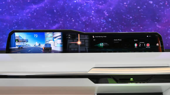 34인치 초대형 디스플레이가 위, 아래로 움직이면서 사용자 맞춤형 콘텐츠를 제공한다. ⓒ 현대모비스