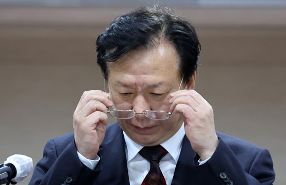 윤석열 대통령은 지난달 10일 정호영 전 경북대병원장을 복지부장관 후보자로 임명했지만 경북대병원 부원장·원장 시절 두 자녀가 경북대 의대에 편입한 것과 병역 특혜 등의 의혹을 받으며 여·야 양 진영에서 자진사퇴 기류가 강해져 사퇴를 결정했다. ⓒ 연합뉴스