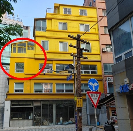 김 후보와 모친이 공동 소유 중인 불법 증축 논란의 부산 중앙동 건물 외관. ⓒ 제보자