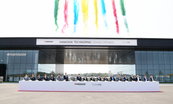 한국테크노링 준공식에서 한국타이어 임원진 및 외빈들이 참석해 오픈을 알리는 테이프 커팅식(언벨링)을 진행했다. ⓒ 한국타이어