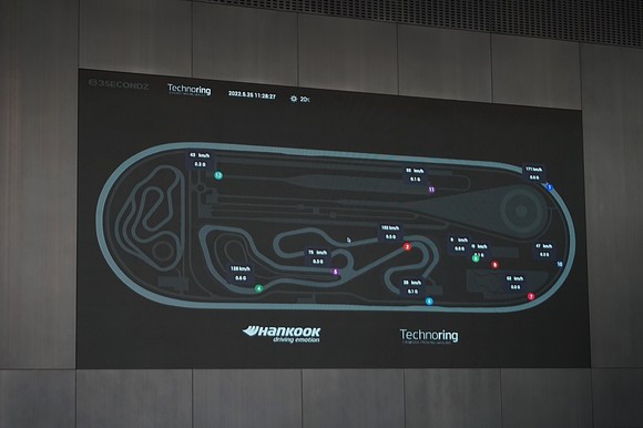 한국테크노링 내 트랙을 주행 중인 테스트차량들의 정보가 메인 로비 스크린에 실시간으로 보여지고 있는 모습. ⓒ 쓰리세컨즈