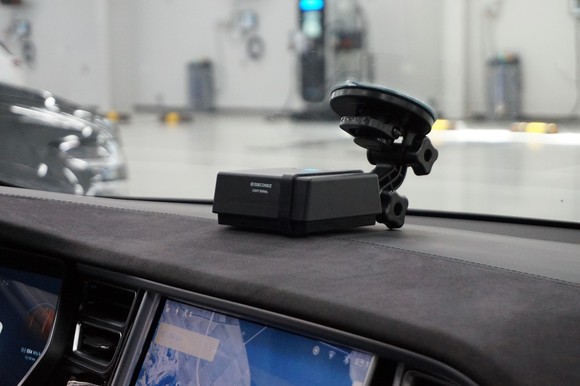 쓰리세컨즈가 자체 개발한 주행정보 수집장치 자이로(XYRO)가 테스트차량에 장착된 모습. ⓒ 쓰리세컨즈