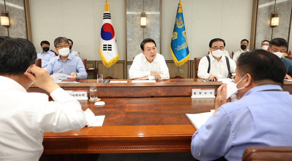 윤 대통령은 30일 용산 대통령실에서 수석보좌관회의를 주재하고, △규제개혁 △물가안정 △추경안 △아프리카돼지열병 확산 차단 △경북 울진 산불 등에 대해 논의했다. ⓒ 대통령실