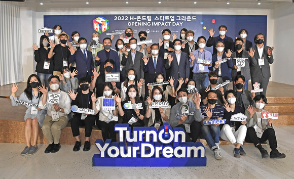 권오규 현대차 정몽구 재단 이사장, 이정식 고용노동부 장관, 공영운 현대차그룹 사장이 행사에 참석한 펠로 대표들과 기념촬영을 하고 있는 모습. ⓒ 현대자동차그룹