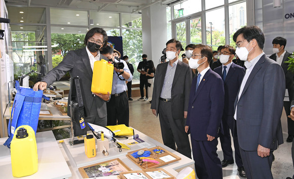 왼쪽 두 번째부터 권오규 현대차 정몽구 재단 이사장, 이정식 고용노동부 장관, 공영운 현대차그룹 사장이 박중열 제리백 대표로부터 전시제품에 대한 설명을 듣고 있는 모습. ⓒ 현대자동차그룹