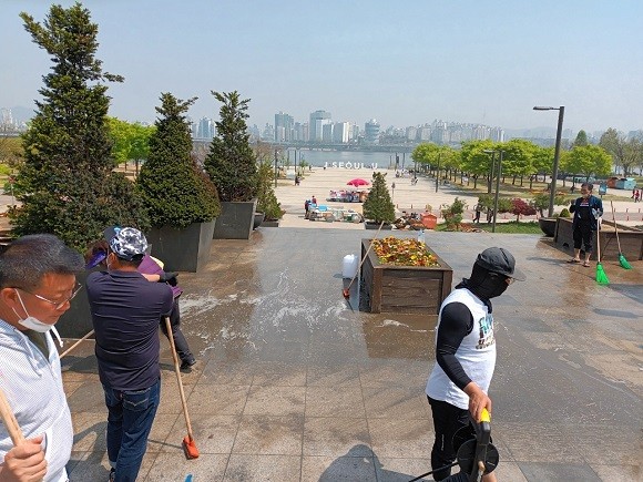민노련 영등포지역 상인들이 더러워진 여의도 한강공원을 청소하고 있다. ⓒ 민주노점상전국연합