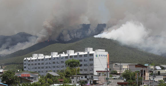 윤석열 대통령은 지난달 31일 경남 밀양에서 발생한 산불과 관련해 산불 진화에 다각적 대응을 지시했다. ⓒ 연합뉴스