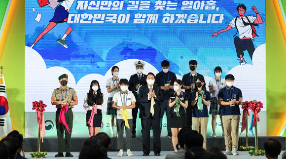 '고졸 인재 채용엑스포'는 500여개의 직업계 고교 학생들과 180여개 기업·기관들이 만나 학생들에게는 양질의 일자리 정보와 채용 상담 및 면접을 제공하고, 기업에게는 우수 고졸 인재 채용의 기회를 제공하는 고졸 취업 박람회다. ⓒ 대통령실