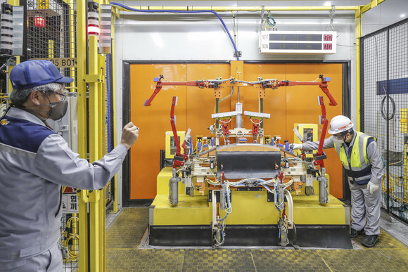 부평공장에서 임직원들이 신규 설치 장비를 점검하는 모습. ⓒ 한국GM