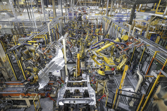 대규모 생산 시설 투자를 통해 새롭게 거듭난 부평공장 차체 공정에서 쉐보레 트레일블레이저가 생산되는 모습. ⓒ 한국GM