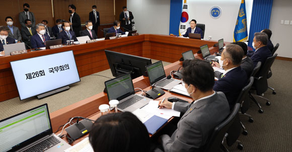 윤 대통령은 국무회의에서 "지방정부와 원활하게 소통하고 협력해 나갈 수 있도록 국무위원들께서도 각별히 신경 써 달라"고 당부했다. ⓒ 대통령실