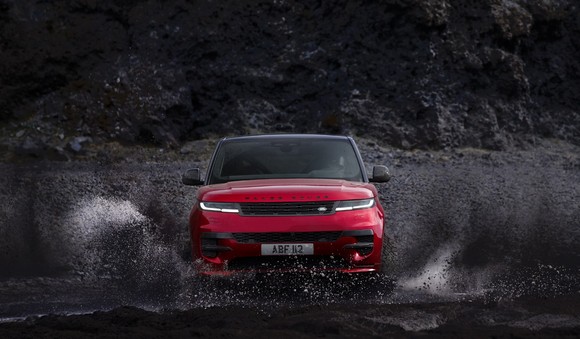 올 뉴 레인지로버 스포츠에는 랜드로버 최초로 전환 가능한 다이내믹 에어 서스펜션이 탑재됐다. ⓒ 재규어 랜드로버 코리아