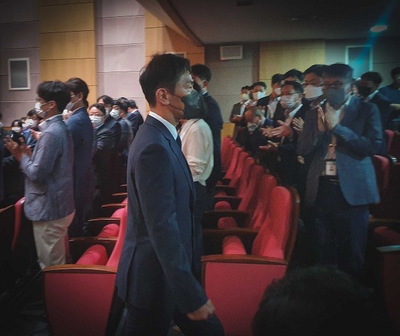 취임식을 마치고 강당을 빠져나가는 이복현 신임 금감원장. = 장민태 기자