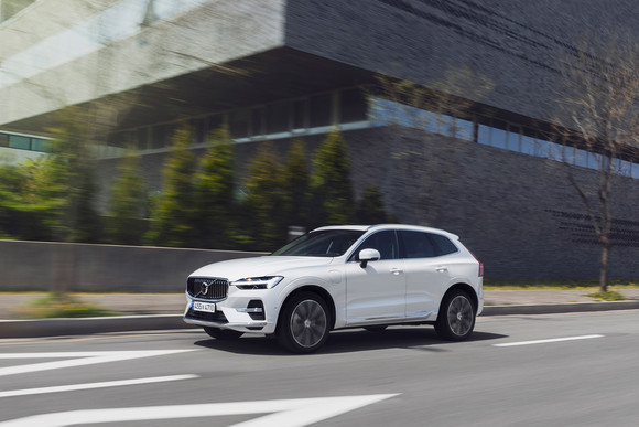 롱레인지 배터리 탑재로 순수 전기모드 주행거리를 강화한 신형 XC60 리차지 플러그인 하이브리드. ⓒ 볼보자동차코리아