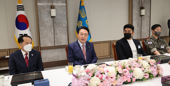 윤 대통령은 호국영웅 초청 소통식탁에서 천안함, 제2연평해전, 연평도 포격전, 목함지뢰 호국영웅들의 명복과 감사, 그리고 유가족들을 향해 위로를 건넸다. ⓒ 연합뉴스