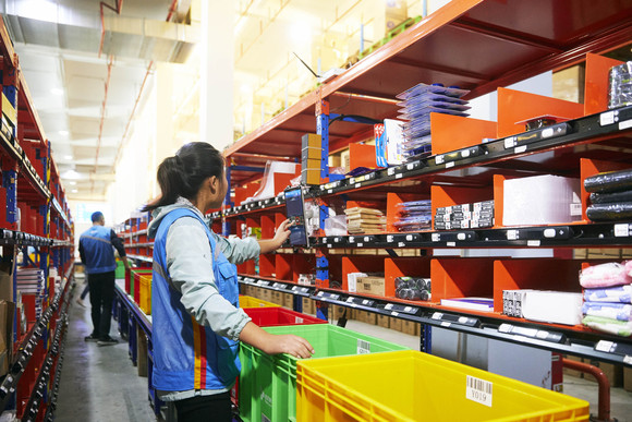 물류센터에서 CJ대한통운이 개발한 MPS를 활용해 피킹 작업을 진행하고 있는 모습. ⓒ CJ대한통운