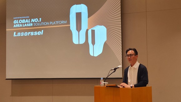 최재준 레이저쎌 대표이사가 9일 열린 기업공개(IPO) 기자간담회에서 프레젠테이션을 진행하고 있다. = 박기훈 기자