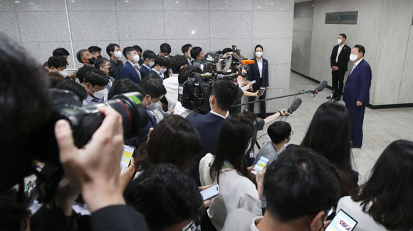 윤 대통령은 14일 용산 대통령실 출근길에 기자들과 만나 물가 안정 대책과 관련해 "모든 조치를 취할 것"이라고 답했다. ⓒ 연합뉴스