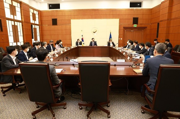 이복현 금융감독원장이 14일 취임 후 첫 임원회의에 참석해 업권별 특성을 감안한 잠재위험 점검을 주문했다. ⓒ 금융감독원