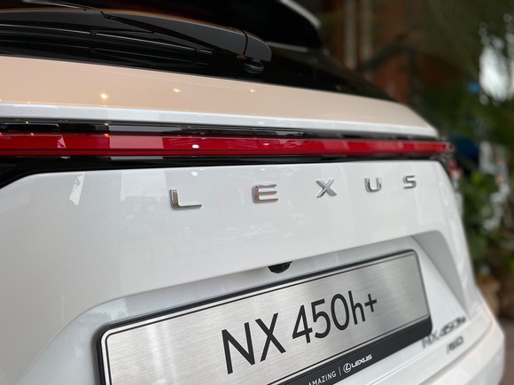 차세대 렉서스의 디자인 포인트인 가로형 라이트바와 레터링 로고. = 노병우 기자