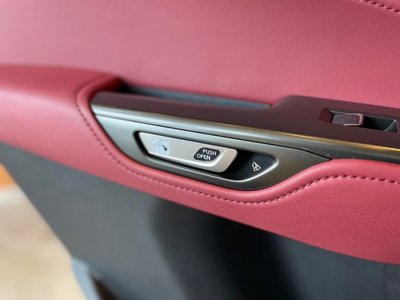 렉서스 최초의 버튼식 도어 개폐 시스템인 E-LATCH가 적용됐다. = 노병우 기자