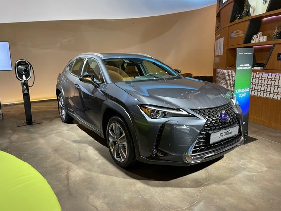 UX는 세련되고 강렬한 외관, 전기차 특유의 가속감과 우아한 승차감 등이 특징이다. = 노병우 기자