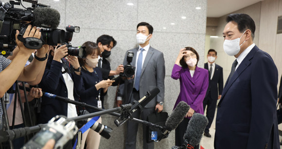 윤 대통령은 17일 용산 대통령실 출근길에 기자들과 만나 '서해 공무원 피살사건' 정보공개 소송 항소 취하와 관련해 "직접 관여할 문제 아니다"고 말했다. ⓒ 연합뉴스
