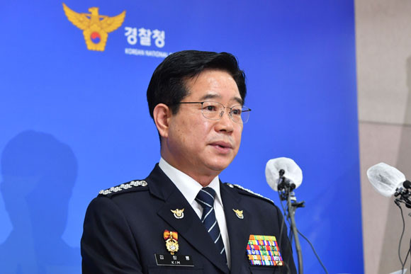 김창룡 경찰총장은 27일 사의를 표명하고 "지난 역사 속에서 우리 사회는 경찰의 중립성과 민주성 강화야말로 국민의 경찰로 나아가는 핵심적인 요인이라는 교훈을 얻었다"고 말했다. ⓒ 연합뉴스