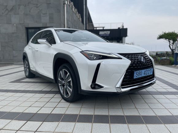 UX 300e는 배터리를 차량 중앙 하부에 위치시켜 보다 낮은 무게중심을 실현하며 GA-C 플랫폼의 특징인 뛰어난 조타 응답성과 주행 안정성을 더욱 강화했다. = 노병우 기자