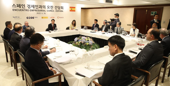 윤 대통령은 스페인 경제인과의 오찬 간담회에서 스페인 기업들의 한국 투자·교역이 더욱 활발해 질 수 있도록 한국 정부가 적극 도울 것이라고 말했다. ⓒ 연합뉴스