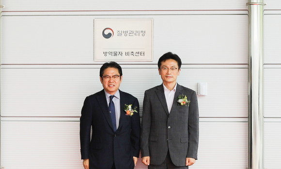 오병진 한컴라이프케어 대표(사진 왼쪽)와 김헌주 질병관리청 차장 ⓒ 한컴라이프케어