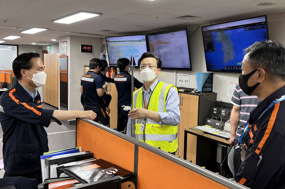 제주항공이 지난 1일 혹서기 정비와 운송현장 및 협력업체 근로자의 안전상태를 확인하기 위한 합동안전보건점검을 진행했다. ⓒ 제주항공