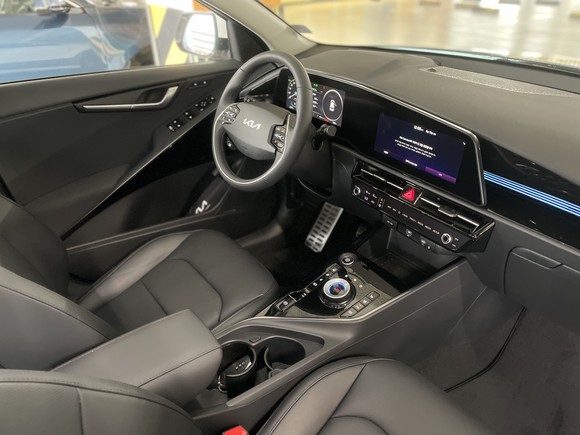 디지털 감성을 바탕으로 하이테크한 분위기를 연출한 실내. = 노병우 기자