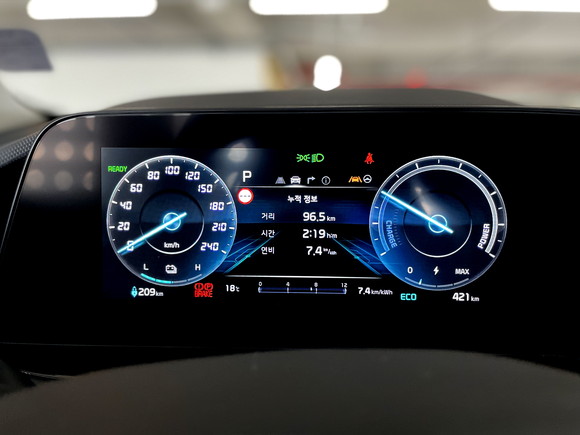 시승을 끝낸 후 니로 EV 계기판에 표시된 실제 전비는 7.4㎞/㎾h로, 복합전비 5.3㎞/㎾h를 훨씬 웃돌았다. = 노병우 기자