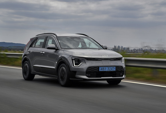 신형 니로 EV는 전장 4420㎜(1세대 대비 +45㎜), 축간거리 2720㎜(+20㎜), 전폭 1825㎜(+20㎜), 전고 1570㎜ 등으로 차체가 한층 커졌다. ⓒ 기아