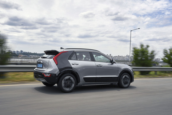 에어로 C 필러는 세련된 디자인에 더해 C 필러 안쪽으로 공기가 지나가게 에어커튼 홀을 적용해 전비 효율을 향상시켰다. ⓒ 기아