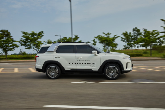 강인하고 역동적인 인상을 받을 수 있도록 스타일링된 측면부. ⓒ 쌍용자동차