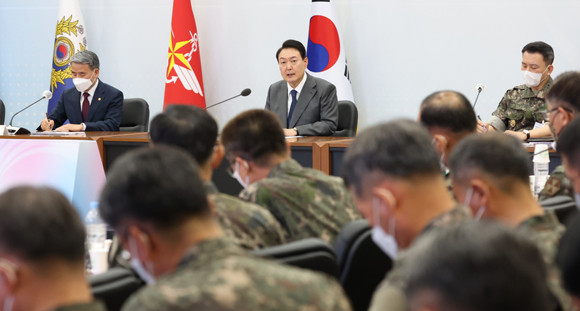 윤 대통령은 "대한민국과 동북아의 안보 불확실성이 그 어느 때보다 높아지고 있는 만큼 나라의 안보와 국익을 지키기 위한 강력한 국방력이 뒷받침돼야 한다"고 강조했다. ⓒ 연합뉴스