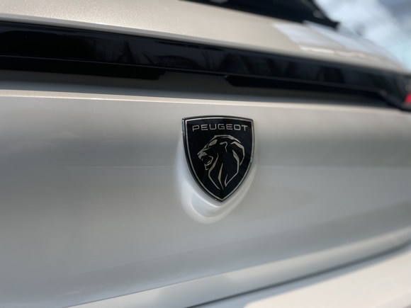 사자 머리를 형상화한 푸조 최신 엠블럼. = 노병우 기자