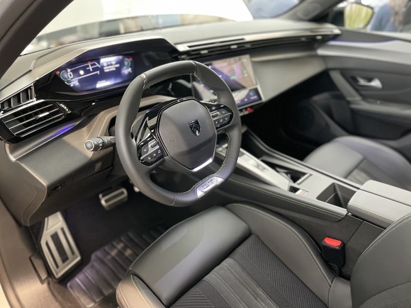 뉴 308은 운전자와 탑승자들의 감성을 자극하는 인테리어와 인포테인먼트를 제공한다. = 노병우 기자